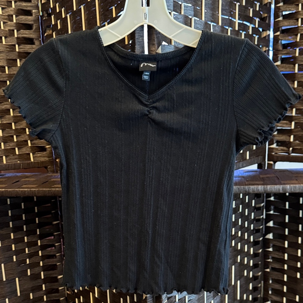 Art Class Black V-Neck Ribbed Top Size L